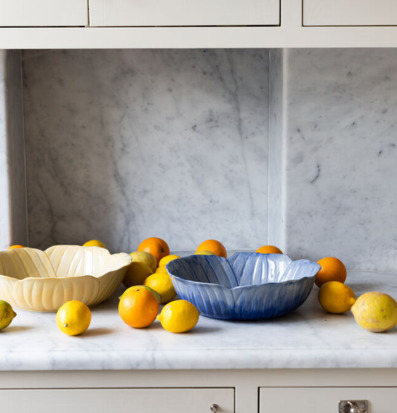 Bild av stilfull inredning med skålar och citrusfrukter