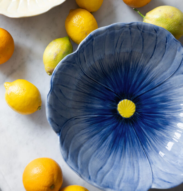 Bild av skålar med citrusfrukter i harmonisk inredning