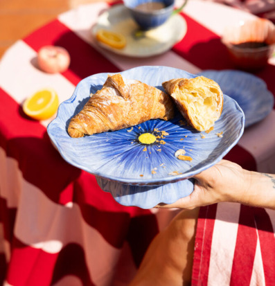 Bild av somrig frukost i solen med färgglada detaljer