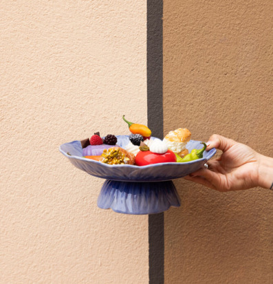 Bild av elegant kakfat med färgstarka delikatesser