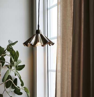 Foto av harmonisk inredning med elegant fönsterlampa