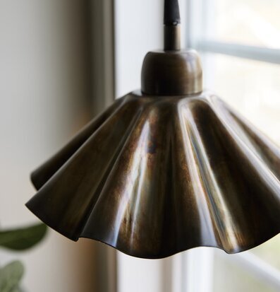 Bild av stilfull fönsterlampa i oljig mässingsfinish