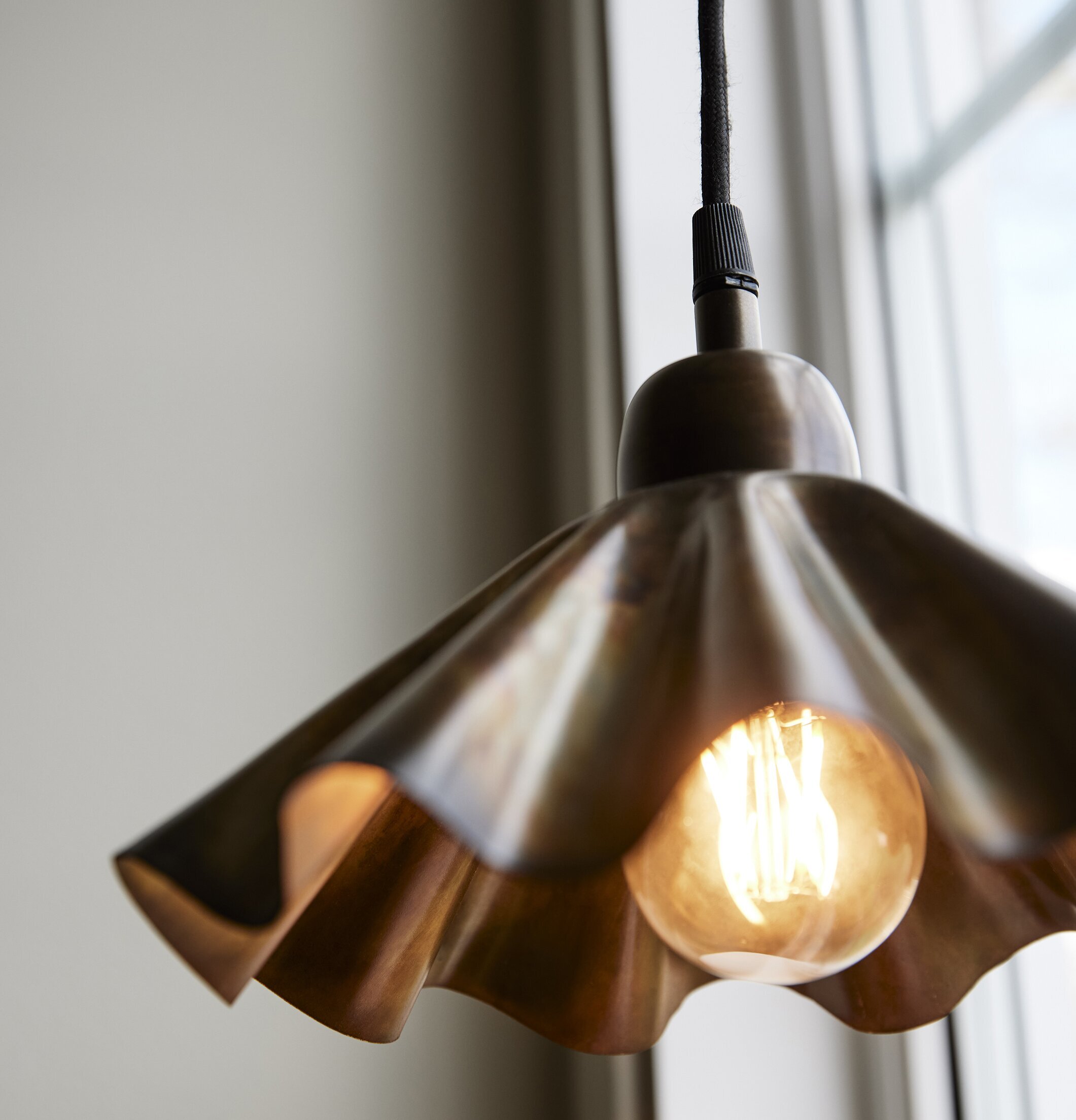 Aira Fönsterlampa Oil Brass PR Home Lampor Taklampor Golvlampor Bordslampor LED-lampor Ledlampor Fönsterlampor Ljusslingor för dekoration