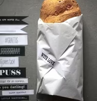 QLKort Qlkort - Stickers på betongyta bredvid inlindat bröd