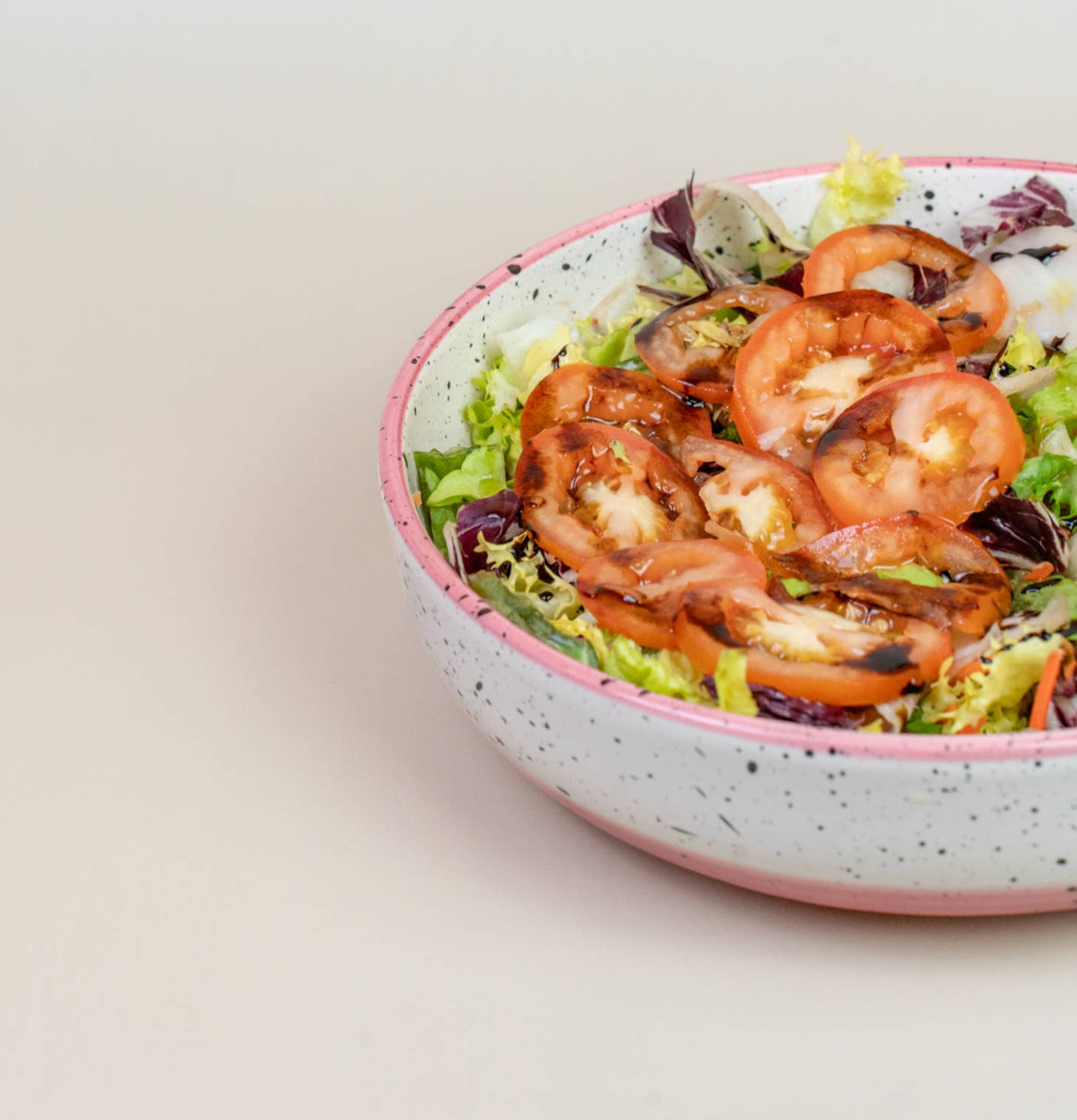 Bild av elegant skål med färgglad sallad och detaljer