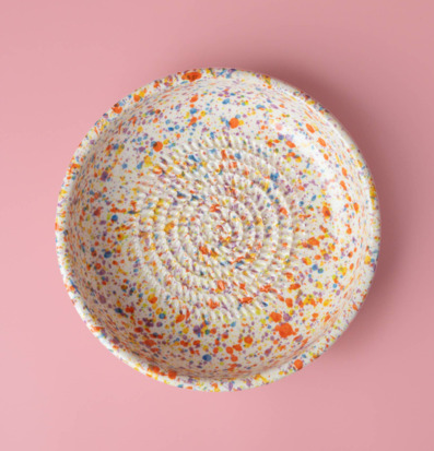 Bild av färgglad keramisk rivplatta med unik design