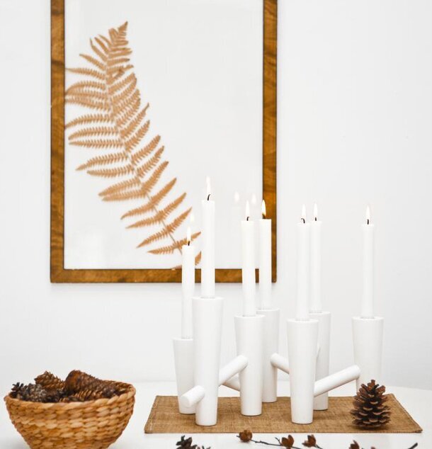 Ljusstake Nivå Vit från Dixie på bord med naturdekorationer