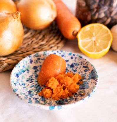 Bild av keramiskt rivjärn med livfulla köksingredienser