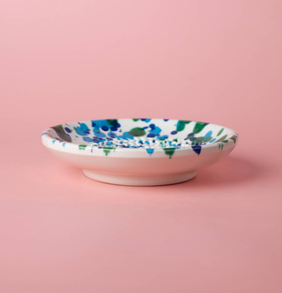 Foto av keramiskt rivjärn med färgglada mönster