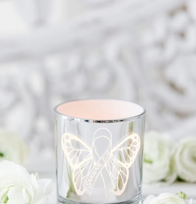 Lovisa - Majas Cottage ljuslykta med fjärilsmotiv och text