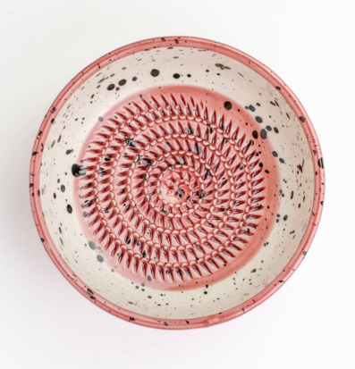 Bild av körsbärsrosa keramisk rivplatta med textur