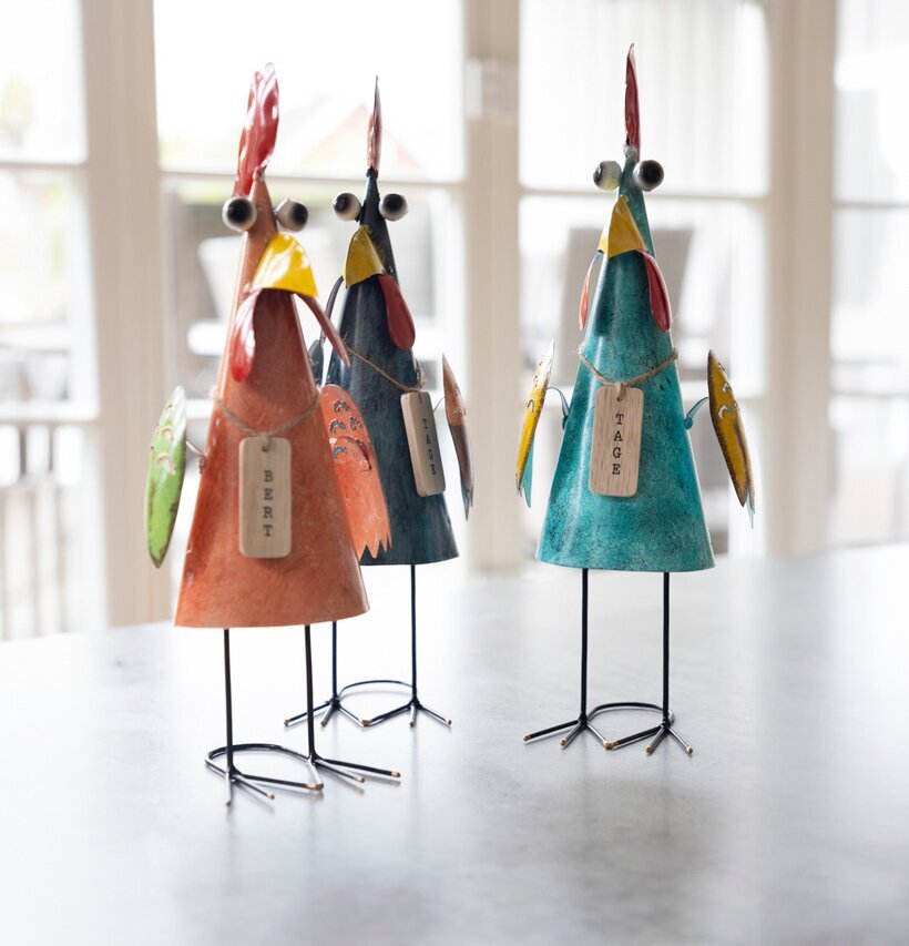 Bild av tre färgglada tuppfigurer i plåt och deras detaljer