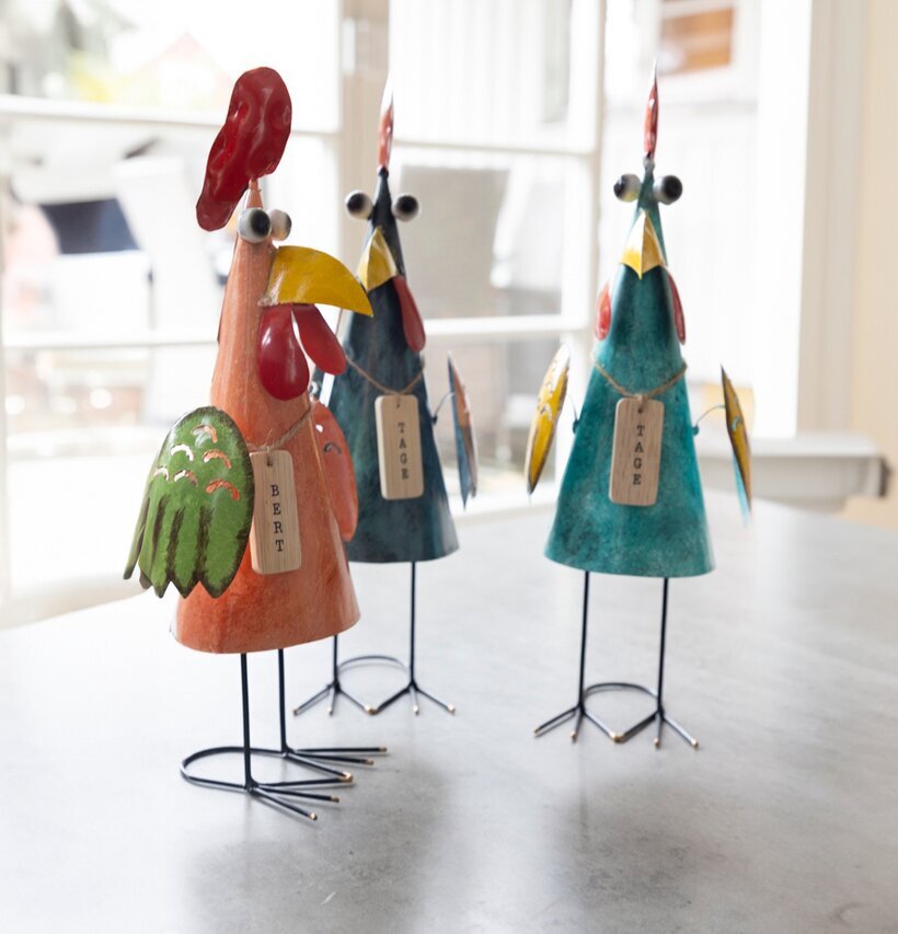 Bild av färgglada metalltuppar i modern inredning