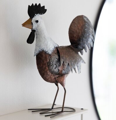 Bild av dekorativ tupp i metall med jordnära nyanser