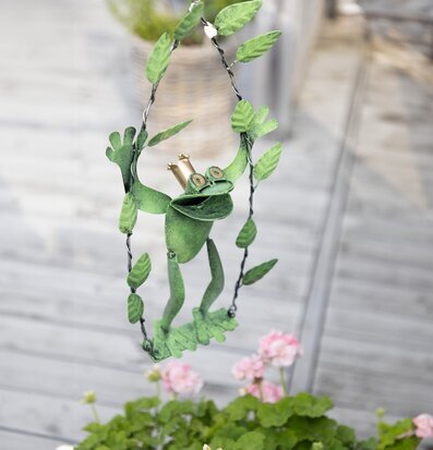 Foto av charmig grodprydnad i hamrad plåt med krona