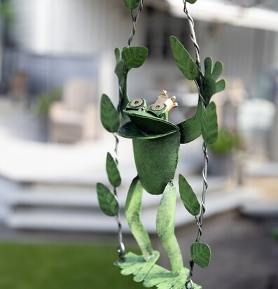 Foto av livfull och detaljrik groddekoration i plåt