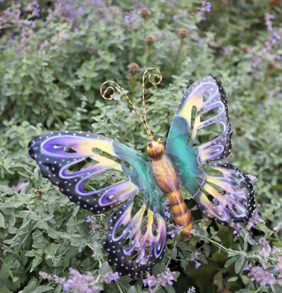 Bild av dekorativ fjäril i hamrad plåt med färgglada vingar