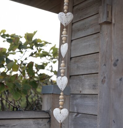 Bild av dekorativ mobil med hjärtan och träelement