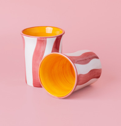 Bild av keramiska koppar med livfulla färger och design