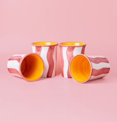 Foto av keramiska koppar med unik design och färgspel