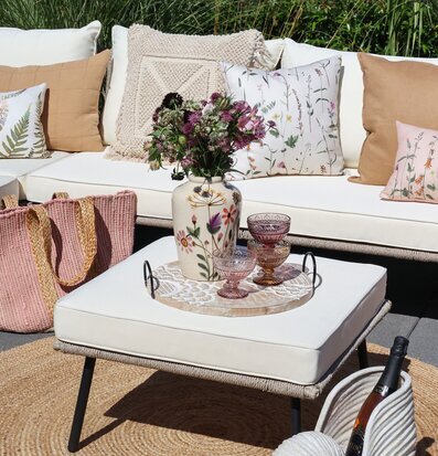 Bild av elegant och harmonisk inredning med sommarkänsla