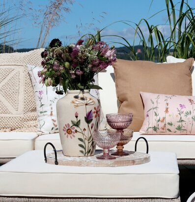 Bild av elegant och avslappnad utomhusmiljö med naturtema