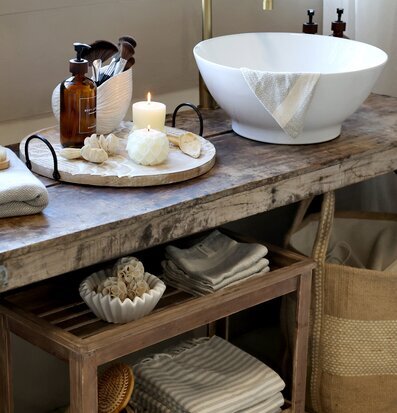 Bild av ett stilfullt inrett rum med rustik träbänkskiva