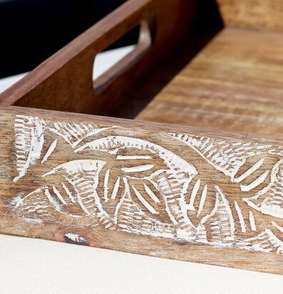 Bild av elegant och rustik träbricka med växtmotiv