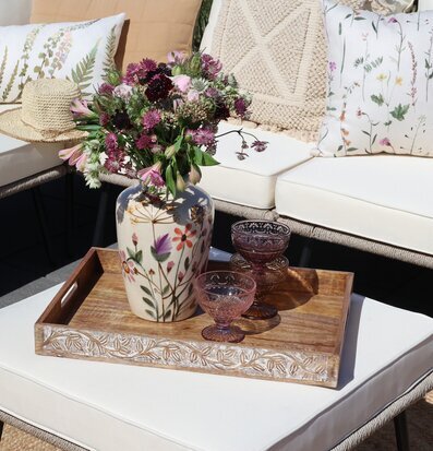 Bild av harmonisk uteplats med blommor och glasbägare