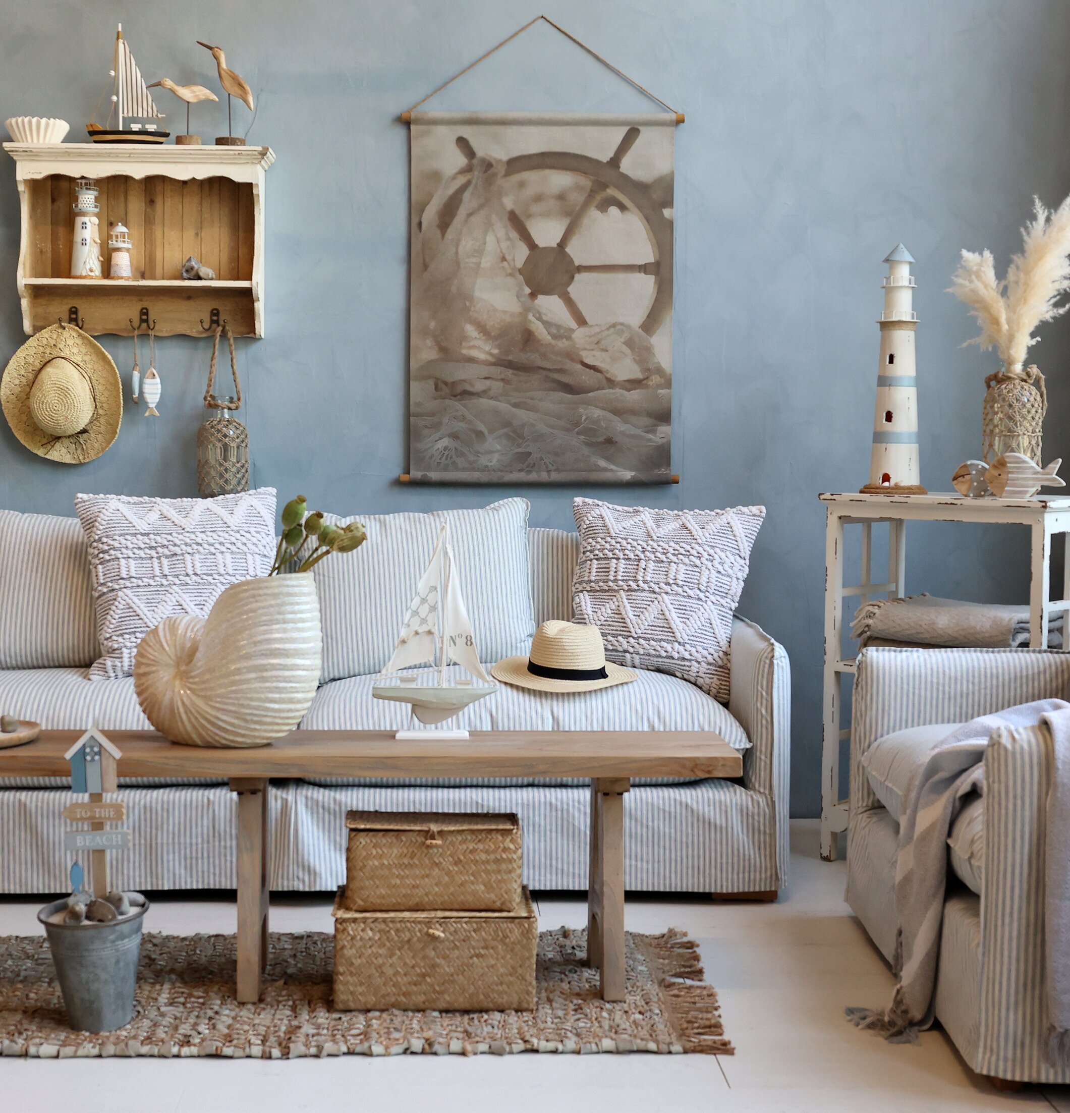 Bild av stilfull inredning med nautiskt tema och harmoni