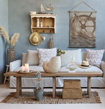 Bild av harmoniskt inrett rum med maritima detaljer