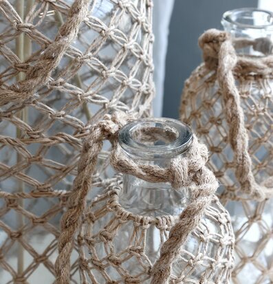 Bild av eleganta glasvaser med flätad jutedesign