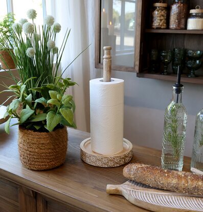 Bild av harmonisk och stilfull inredning med trädetaljer