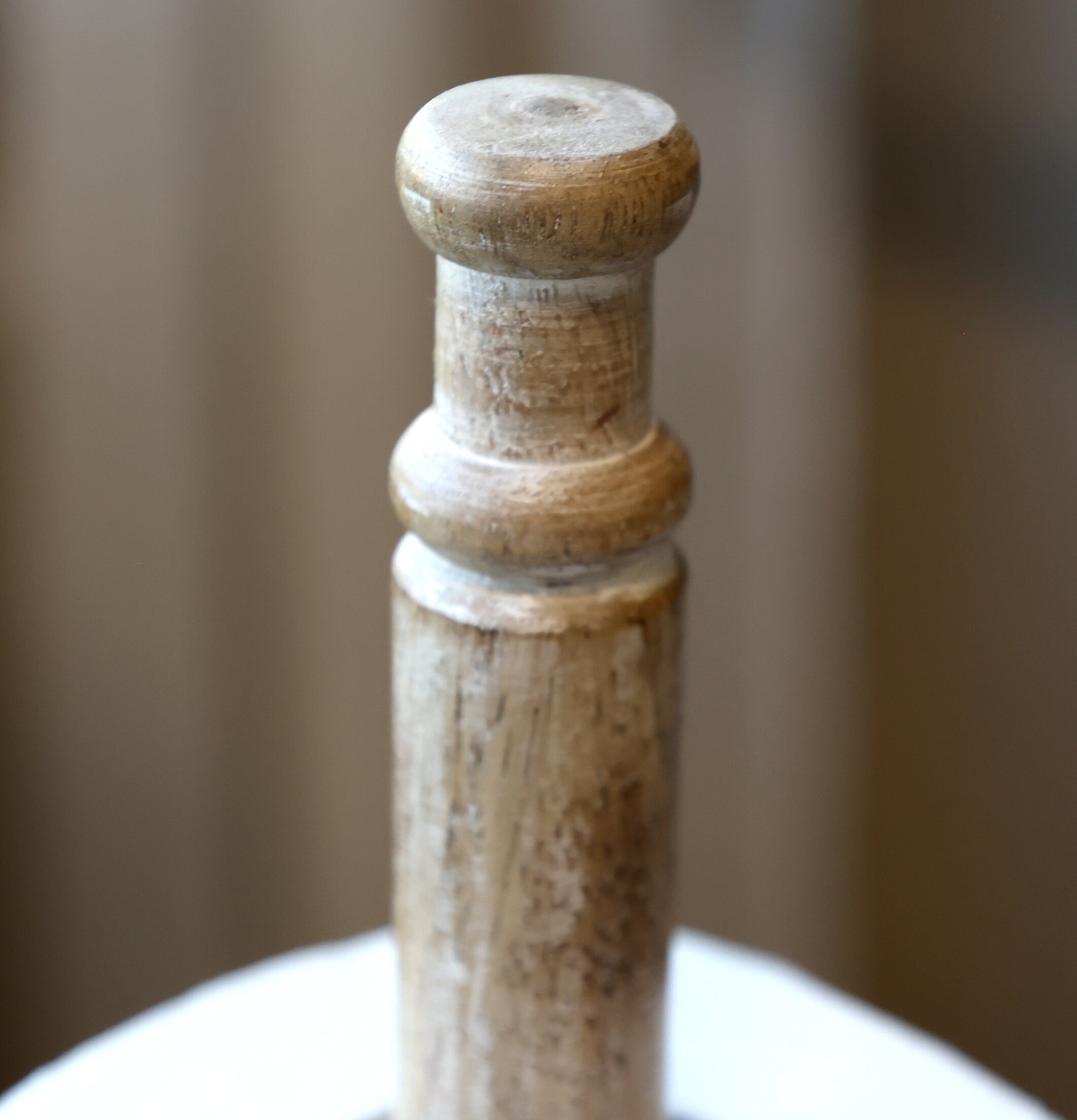 Bild av rustik hushållspappershållare i trädesign