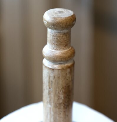 Bild av rustik hushållspappershållare i trädesign