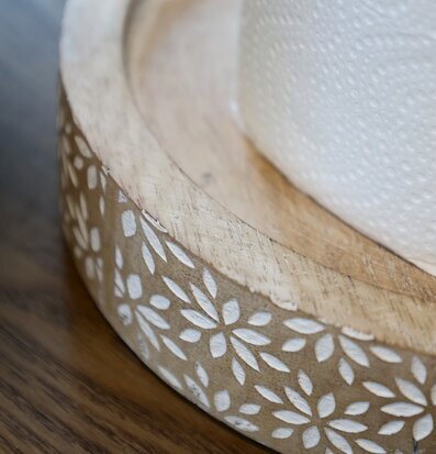 Bild av stilfull hushållspappershållare i trä och blommönster