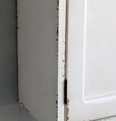 Bild av antikt väggskåp med vintage och rustik känsla