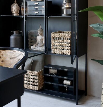 Bild av elegant svart hylla med vintage och etniska inslag
