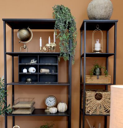 Bild av elegant hylla med dekor och inredningsdetaljer