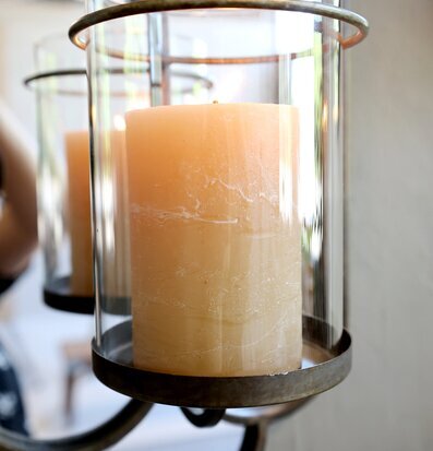 Bild av elegant väggspegel med stilren ljusstake