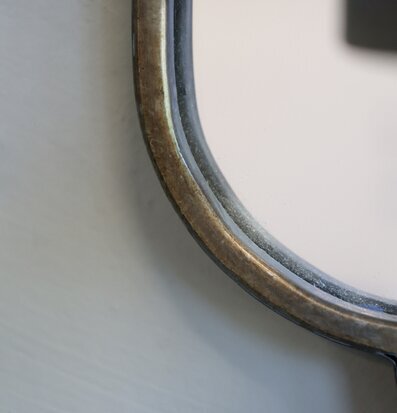 Bild av elegant väggspegel med antik finish och ljusstake