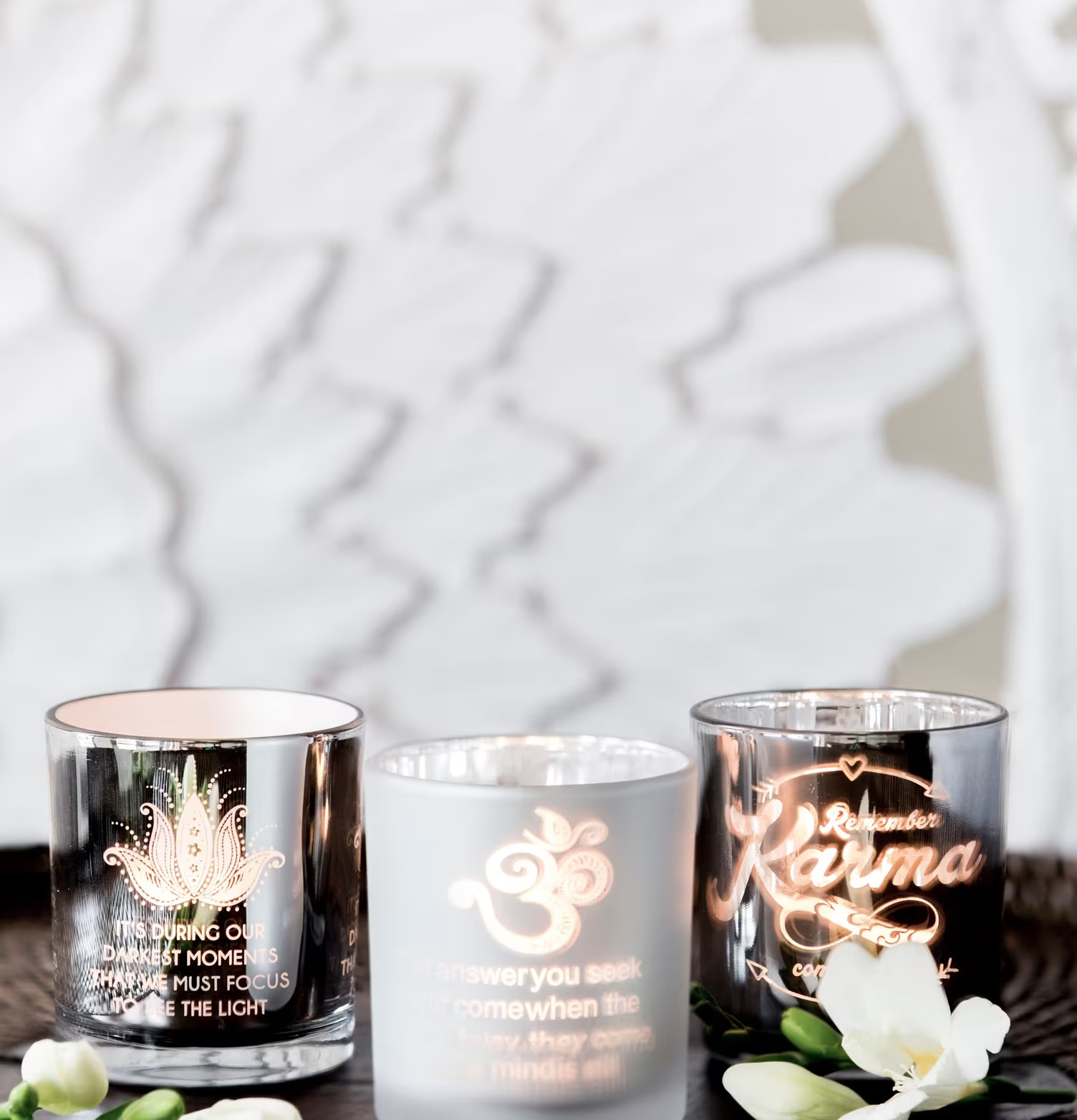 Spirituell 3 Ass - Majas Cottage: Tre ljuslyktor på bricka