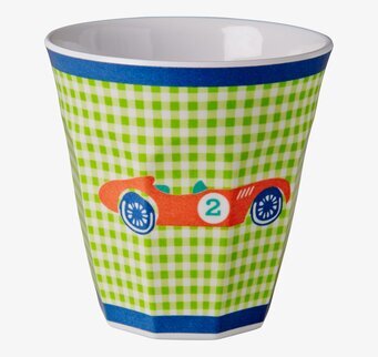 Barnmugg Bil från Rice med röd racerbil och grönt rutmönster