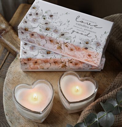 Bild av stämningsfull uppsättning med doftljus och eukalyptus