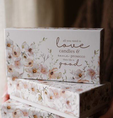 Bild av vackert designad förpackning med blommotiv