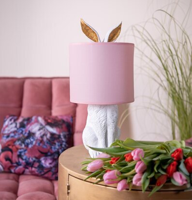 Bild av harmonisk inredning med unik kaninbordslampa