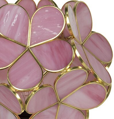 Bild av bordslampa med rosa glaselement och gyllene ram