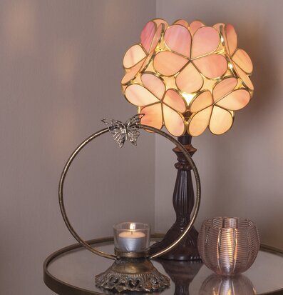 Bild av elegant bordslampa och dekorativ inredning