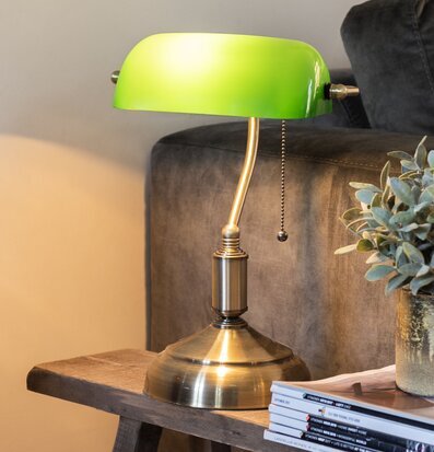 Bild av en stilfull skrivbordslampa i hemtrevlig miljö