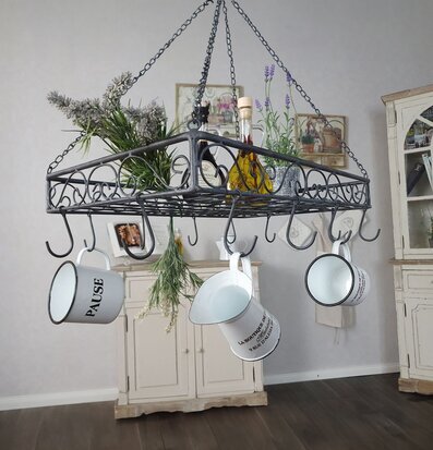 Bild av stilren takhylla med antikgrå finish och detaljer